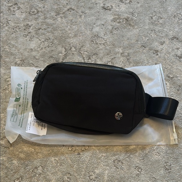 HALARA Other - HALARA Midnight Black Belt Bag
